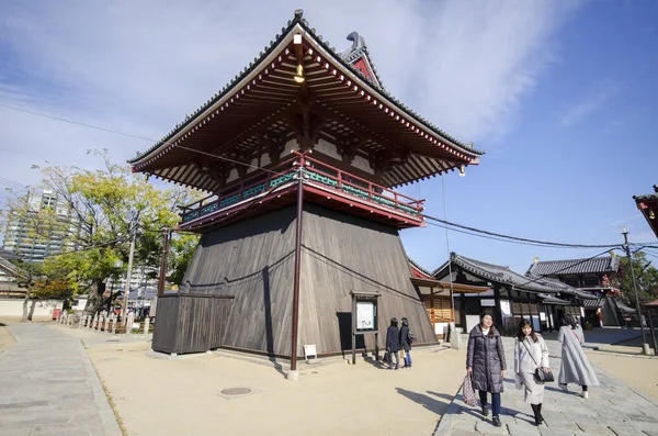 La gente visita el Templo Shitennoji en Osaka Japón — Foto de Stock