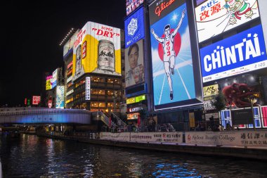 Osaka 'daki Gulico adam dijital tabela panosu.