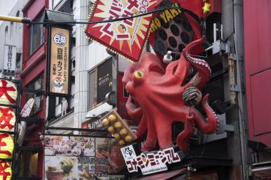 Dotonburi distr 'deki güzel ve büyük ahtapot restoran tabelası.