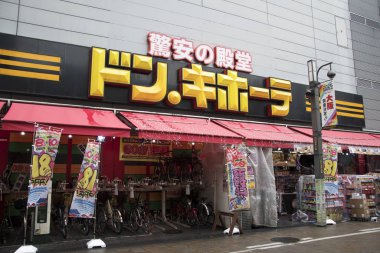 Osaka 'daki Don Kişot alışveriş merkezi.
