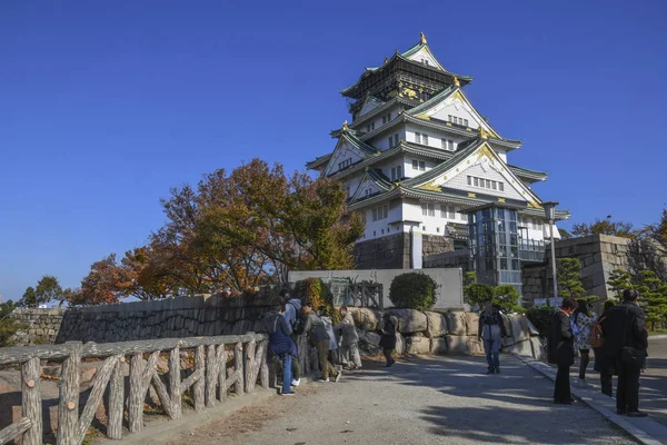 Tourist and people visit the Osaka castle in Osaka, Japan — Stock Photo, Image