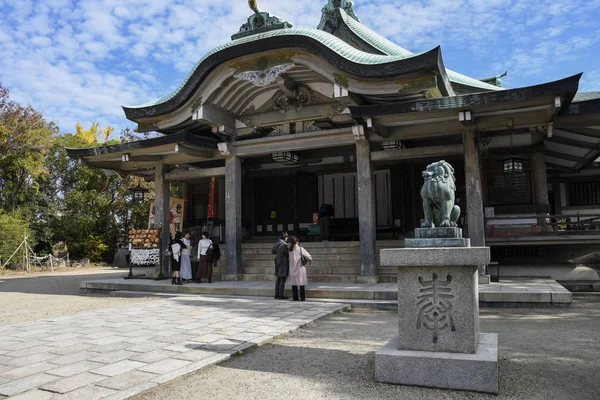 La gente visita el Santuario Hokoku en Osaka —  Fotos de Stock