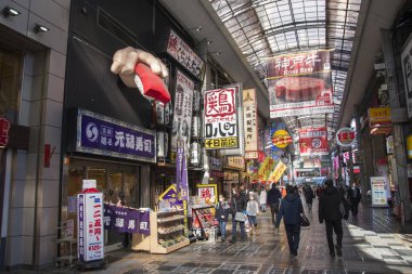 İnsanlar Japonya 'nın Osaka kentindeki Dotonbori caddesini ziyaret ediyorlar.