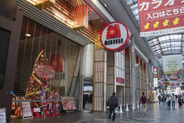 Tanımlanamayan kişiler Sennichimae alışveriş merkezini ziyaret ediyorlar.