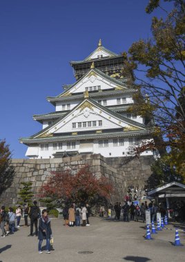 Turist ve insanlar Osaka, Japonya 'daki Osaka kalesini ziyaret ediyorlar.
