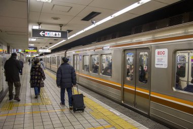 Osaka Japonya 'daki Osaka metro istasyonunda insanlar bekliyor.