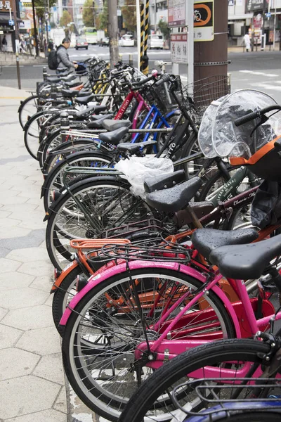 Wiele rowerów zaparkowanych na chodniku na ulicy namba, Osaka — Zdjęcie stockowe