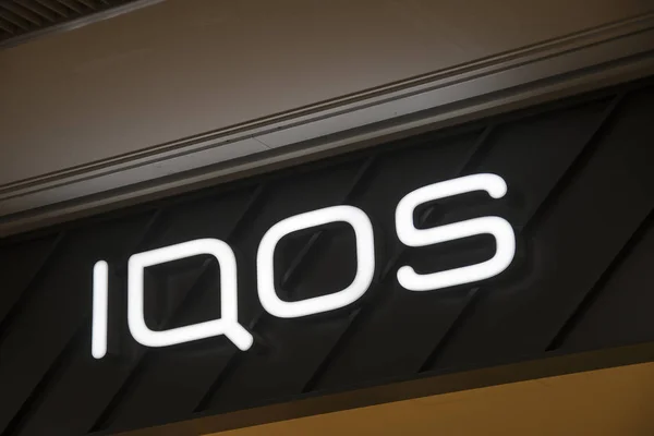 Iqos Sign Osaka Kansai Airport (KIX) ) — стоковое фото