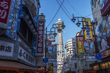 Tsutenkaku kulesi Osak şehrinde geçiş pazarı olan Shinsekai şehri.