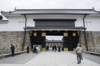 Japonya 'daki Nijo Kalesini ziyaret eden turistler