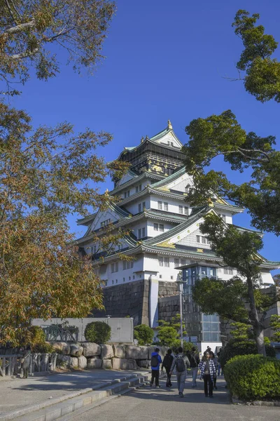 Turisti ja ihmiset vierailevat Osakan linnassa Osakassa, Japanissa — kuvapankkivalokuva