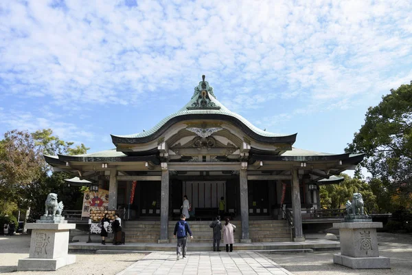 Ludzie odwiedzają sanktuarium Hokoku w Osace — Zdjęcie stockowe