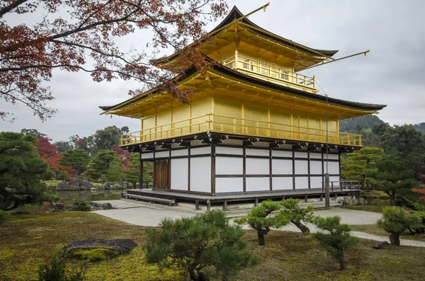 Rokuon-ji Boeddhistische tempel (het Gouden Paviljoen, Kinkakuji) in Ky — Stockfoto