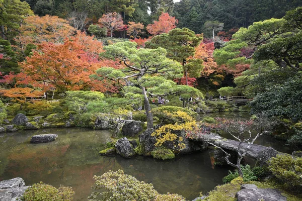 Piękne kolory jesieni w Ginkaku-ji Silver Pavilion podczas — Zdjęcie stockowe
