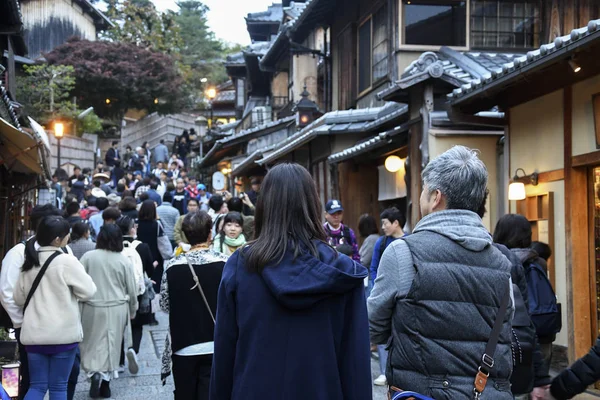 Niezidentyfikowani ludzie spacerują ulicą Ninenzaka w Higashiyama — Zdjęcie stockowe