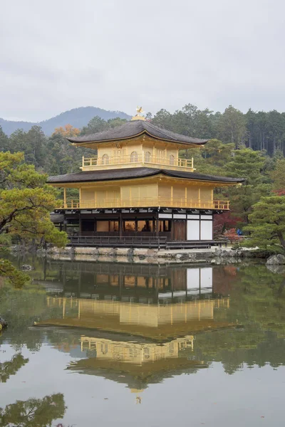 Budhistický chrám Rokuon-ji (Zlatý pavilon, Kinkakuji) v Ky — Stock fotografie