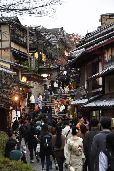 未確認の人が京都の三根坂通りを歩く — ストック写真
