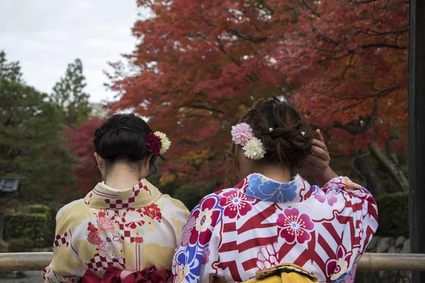 Les visiteurs apprécient l'automne dans les jardins Tenryuji à Arashiyama, Kyoto — Photo