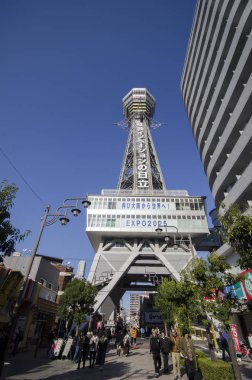 Tsutenkaku kulesi Osak şehrinde geçiş pazarı olan Shinsekai şehri.