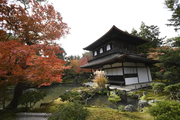 Pabellón de plata Ginkaku-ji durante la temporada de otoño en Kyoto, Ja —  Fotos de Stock