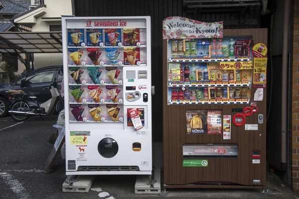 Máquinas de venda automática com grande variedade de refrigerantes e chá — Fotografia de Stock