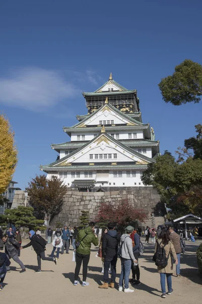 Turysta i ludzie odwiedzają zamek Osaka w Osace, Japonia — Zdjęcie stockowe