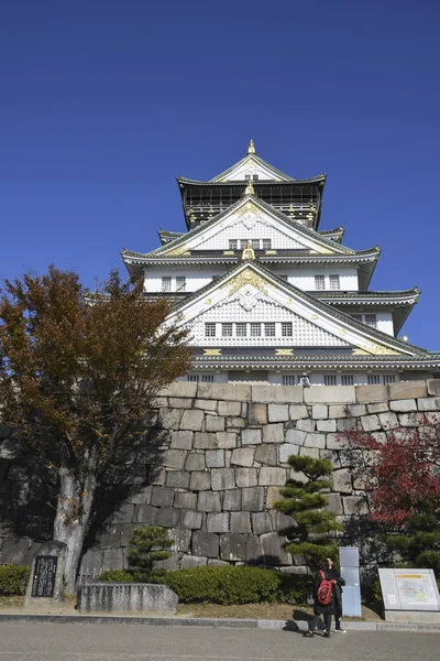 Turysta i ludzie odwiedzają zamek Osaka w Osace, Japonia — Zdjęcie stockowe