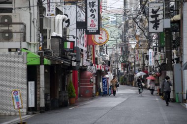  Islak sokakta şemsiyeli insanlar Osaka, J 'de yağmurda