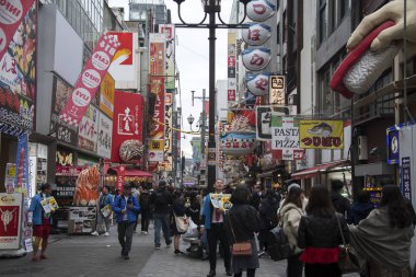 Dotonbori ar caddesinde yürüyen bir turist.