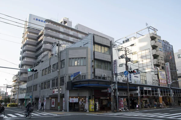 Immeuble de bureaux et maisons de commerce dans le quartier Tennoji à Osaka — Photo