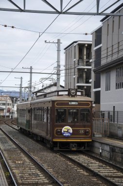 Randen Kitano Hattı 'nın Saga İstasyonu' na yaklaşan tramvayı.