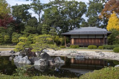 Kyoto Japonya 'daki Nijo Kalesi' nde Seiryu-en bahçesi ve çay evi.