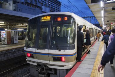 Nara 'ya giden tren Kyoto, Japonya' daki tren istasyonunda duruyor.