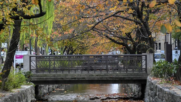 Bela vista do Rio Takase com licença de outono em Kyoto, Japão — Fotografia de Stock