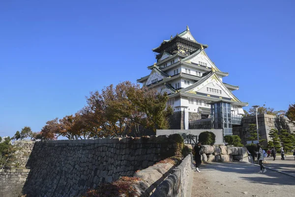 Turysta i ludzie odwiedzają zamek Osaka w Osace, Japonia — Zdjęcie stockowe