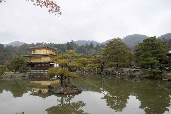 Rokuon-ji Boeddhistische tempel (het Gouden Paviljoen, Kinkakuji) in Ky — Stockfoto
