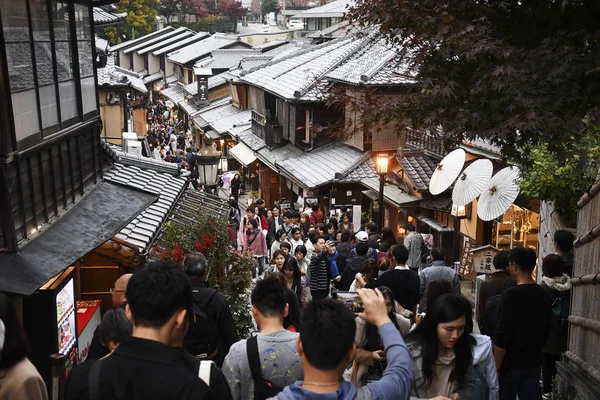 Niezidentyfikowani ludzie spacerują ulicą Sanneizaka w Kioto — Zdjęcie stockowe