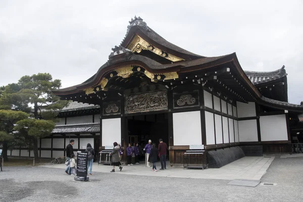 일본 교토의 니 조 성 을방 문하는 관광객들 — 스톡 사진