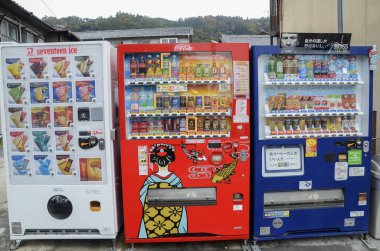 Çok çeşitli meşrubat ve kahve makineleri.