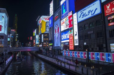 Osaka 'daki Gulico adam dijital tabela panosu.