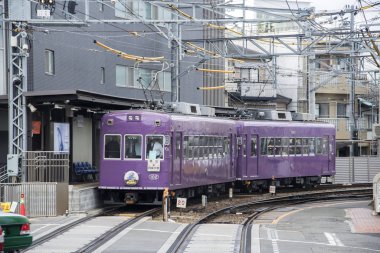 Tenjingawa Sta 'ya yaklaşan Randen Kitano Hattı' nın eski tarz tramvayı.