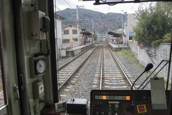 Uitzicht van binnenuit van retro-stijl tram van Randen Kitano Line in Ky — Stockfoto