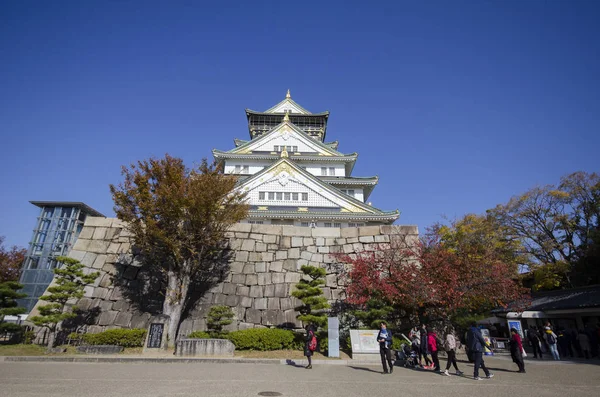 Turysta i ludzie odwiedzają zamek Osaka w Osace, Japonia — Zdjęcie stockowe