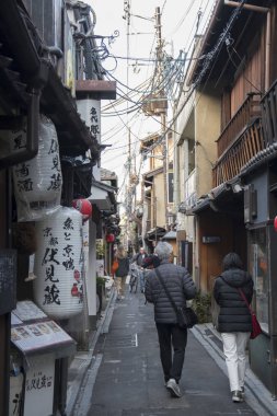 Kiyamachi Dori Caddesi 'nin manzarası, yerli halk ve ziyaretçiler,