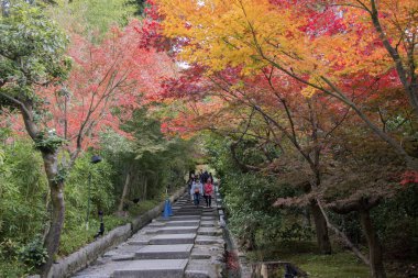 Daidokoro-zaka taş basamakları Neno michi yolu ile K 'yi birbirine bağlıyor.