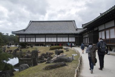 Japonya 'daki Nijo Kalesini ziyaret eden turistler