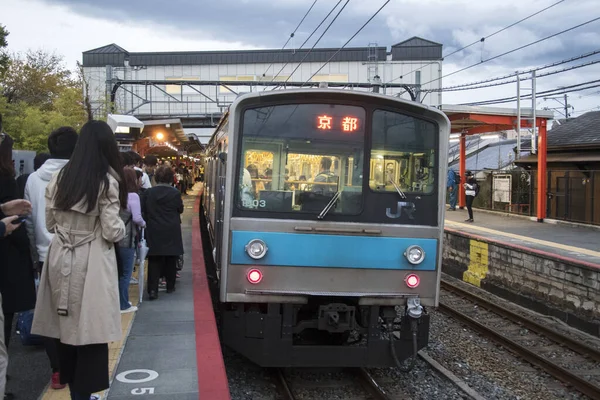 Tåg på väg till Kyoto stopp vid järnvägsstationen — Stockfoto