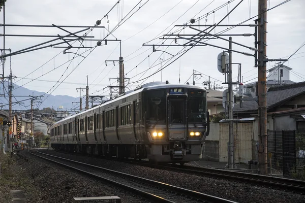 Sagano local train pass through Arashiyama in the autumn — Stock Photo, Image