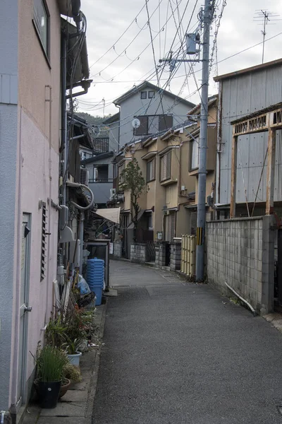 Kleine Japanse straat met lokale huisvesting en appartement in een buitenwijk — Stockfoto
