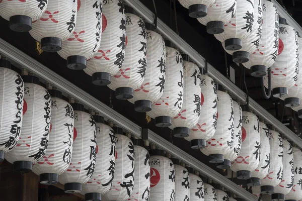 Muchos faroles de papel colgando por encima de la sala principal del santuario de Yasaka — Foto de Stock